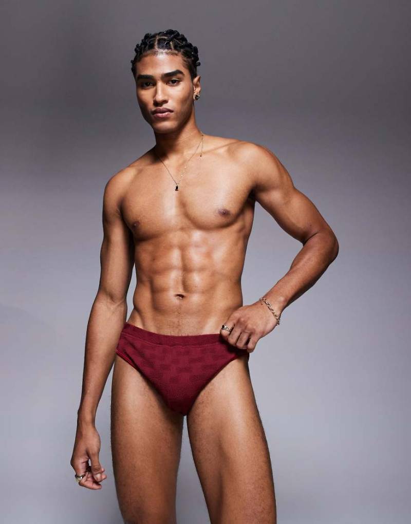ASOS DESIGN - Strukturierte Badehose in Burgunderrot von ASOS DESIGN