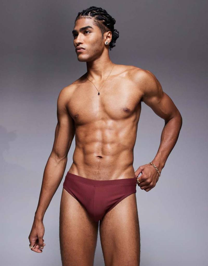 ASOS DESIGN - Strukturierte Badehose in Burgunderrot von ASOS DESIGN