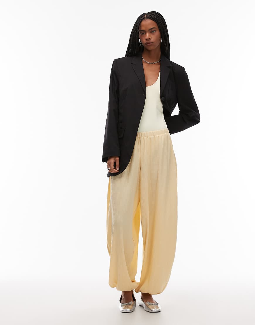 ASOS DESIGN - Strukturierte Ballon-Hose in Gelb, Kombiteil ASOS DESIGN - Strukturierte Ballon-Hose in Gelb, Kombiteil von ASOS DESIGN