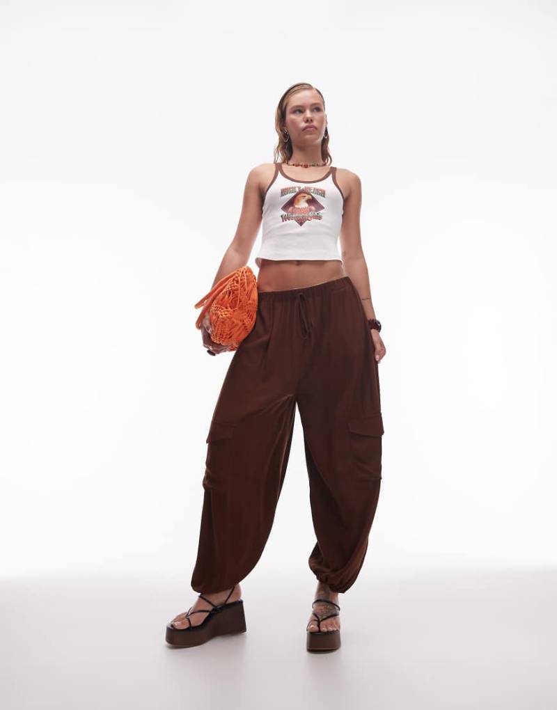 ASOS DESIGN - Strukturierte Ballonhose in Schokobraun mit Utility-Tasche von ASOS DESIGN
