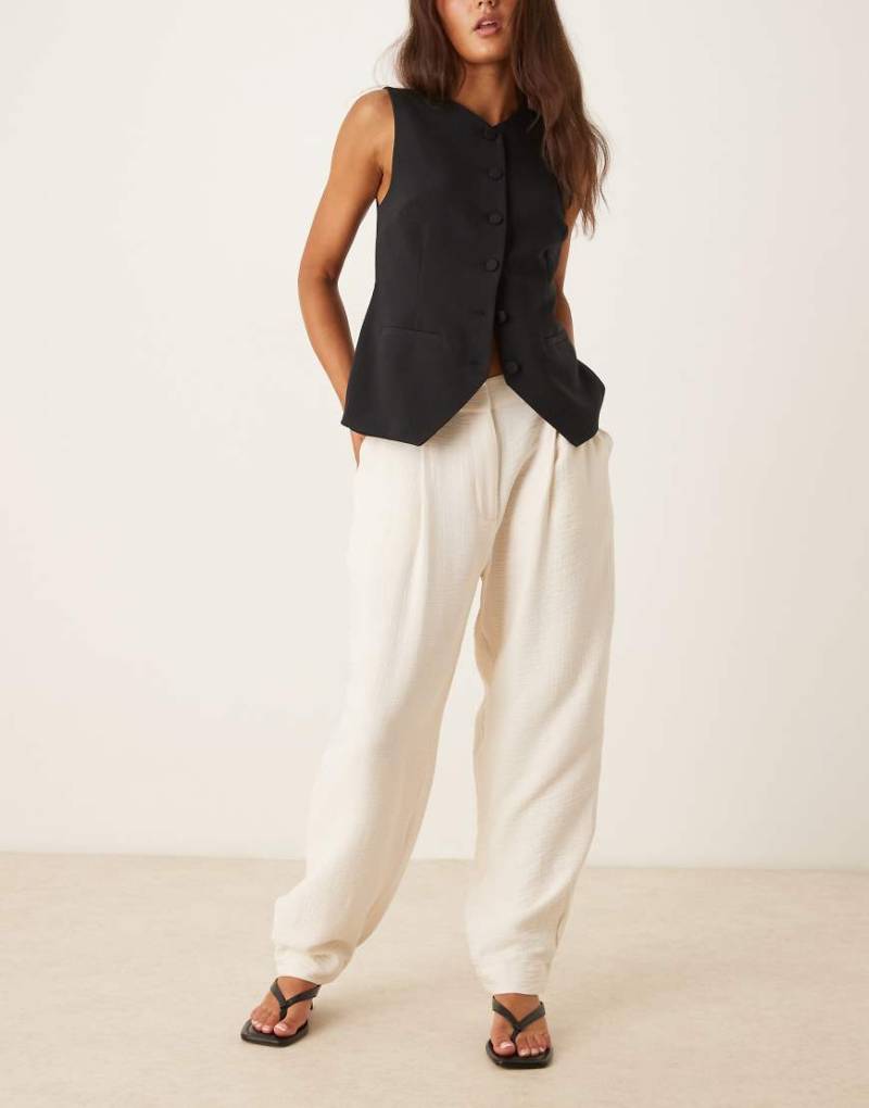 ASOS DESIGN - Strukturierte Barrel Leg Hose in Creme-Weiß von ASOS DESIGN