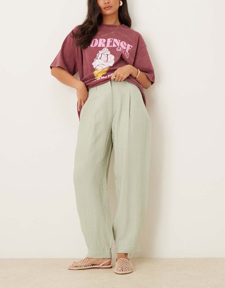 ASOS DESIGN - Strukturierte Barrel Leg Hose in Salbeigrün von ASOS DESIGN