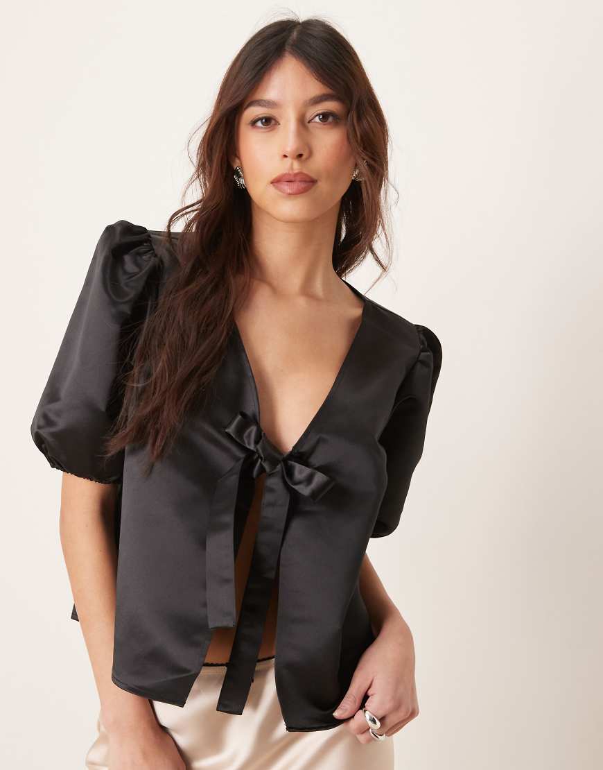 ASOS DESIGN - Strukturierte Bluse aus Satin in Schwarz mit Bindedetail vorne von ASOS DESIGN