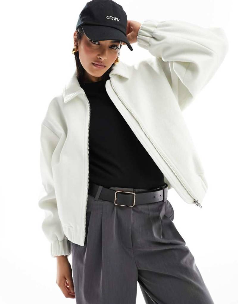 ASOS DESIGN - Strukturierte Bomberjacke in Ecru mit Kragendetail-Weiß von ASOS DESIGN