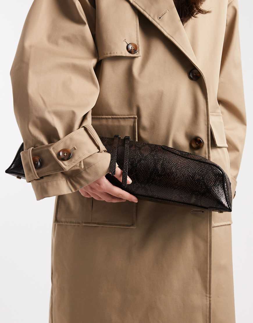 ASOS DESIGN - Strukturierte Federmäppchen-Clutch in Schokoladenbraun mit Schlangenmuster-Bunt von ASOS DESIGN