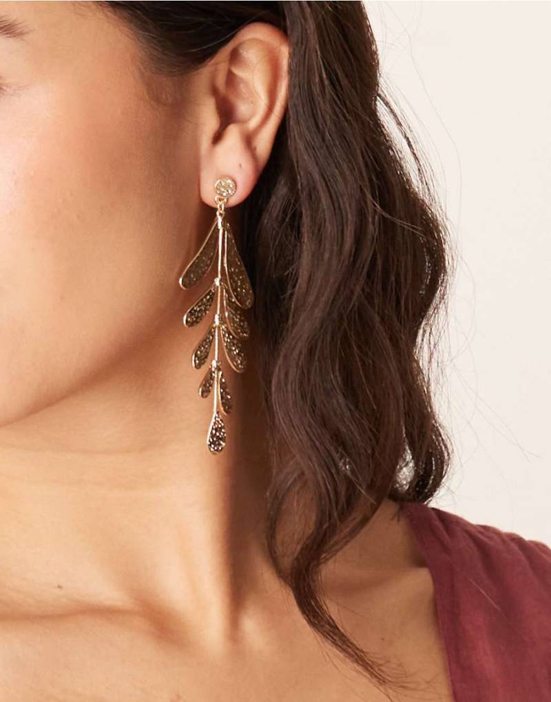 ASOS DESIGN - Strukturierte Hängeohrringe mit Blattanhängern in Goldoptik-Silber von ASOS DESIGN