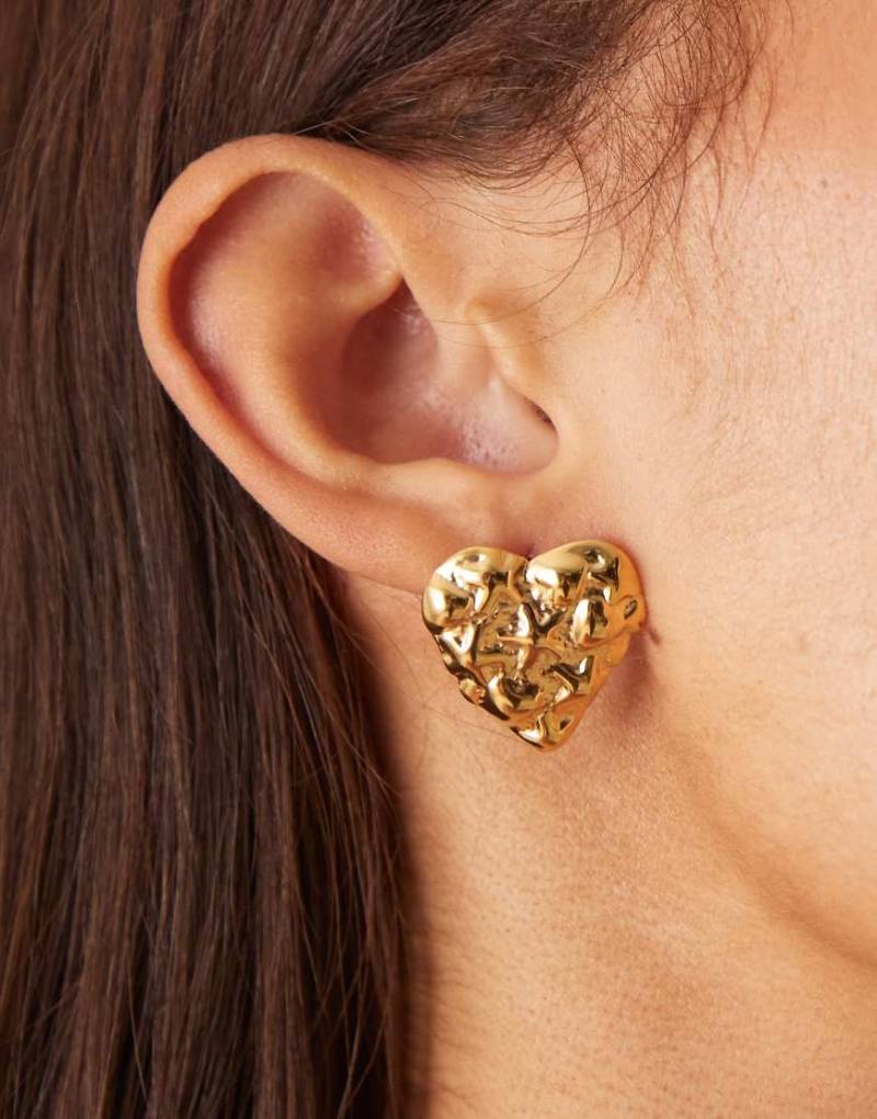 ASOS DESIGN - Strukturierte Herz-Ohrstecker aus wasserfestem Edelstahl in Goldoptik-Goldfarben von ASOS DESIGN