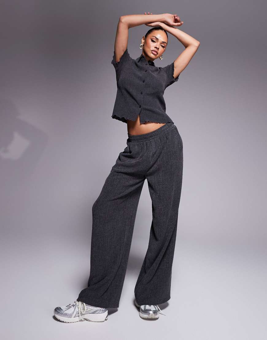 ASOS DESIGN - Strukturierte Hose in Anthrazit mit weitem Bein-Grau von ASOS DESIGN