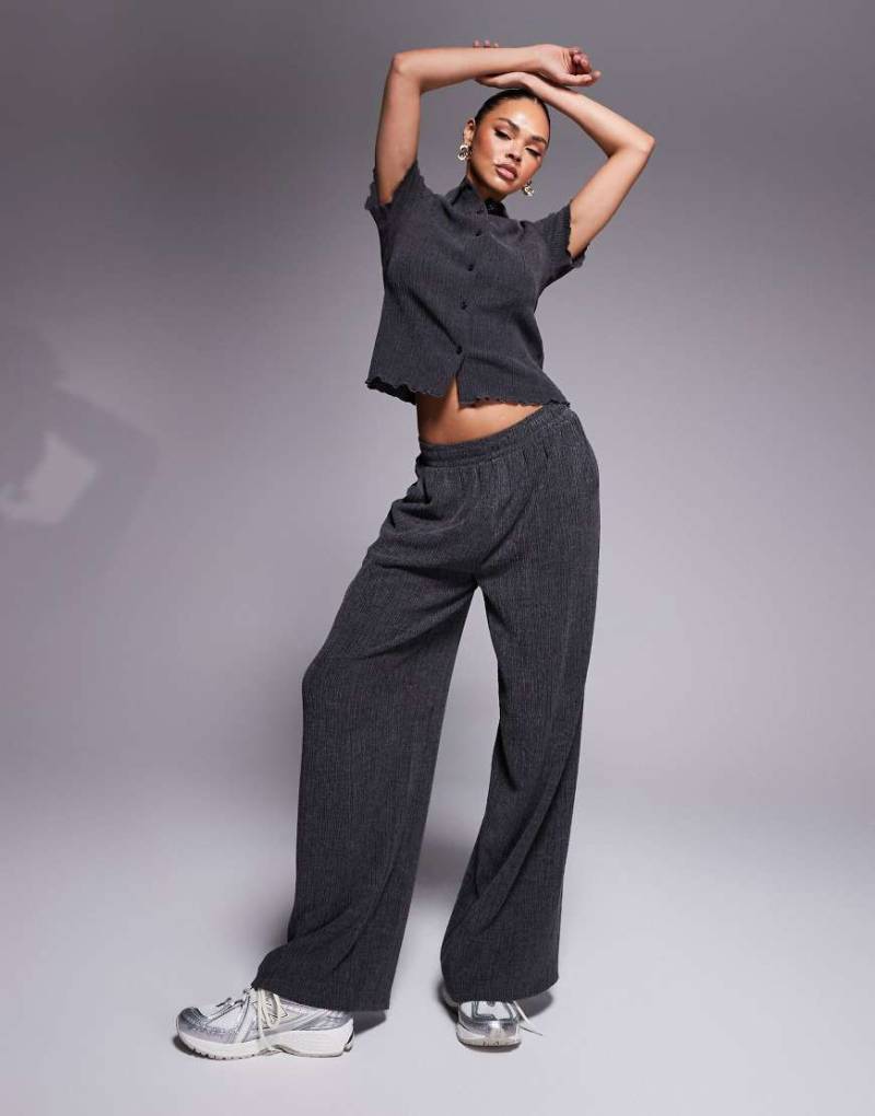 ASOS DESIGN - Strukturierte Hose in Anthrazit mit weitem Bein-Grau von ASOS DESIGN