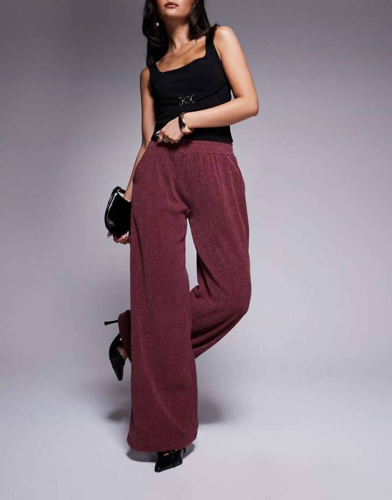 ASOS DESIGN - Strukturierte Hose in Burgunderrot mit weitem Bein von ASOS DESIGN