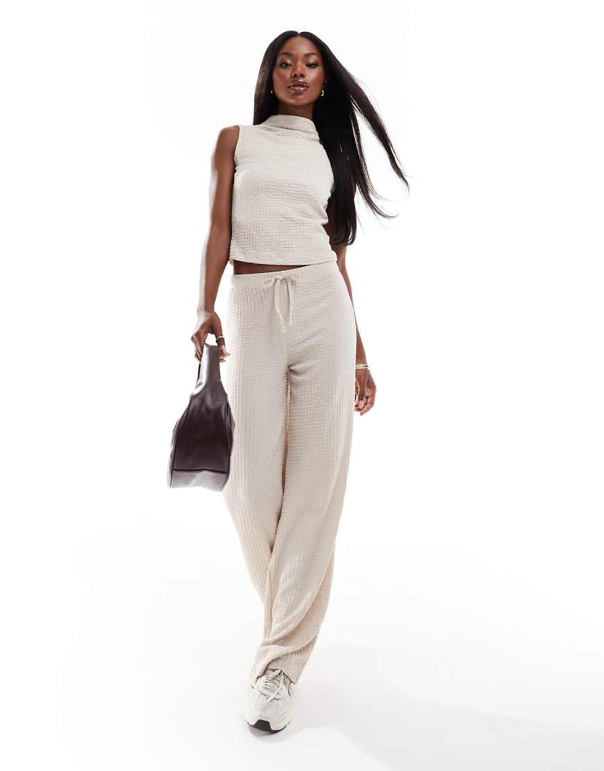 ASOS DESIGN - Strukturierte Hose in Cremeweiß mit weitem Schnitt, Kombiteil ASOS DESIGN - Strukturierte Hose in Cremeweiß mit weitem Schnitt, Kombiteil von ASOS DESIGN