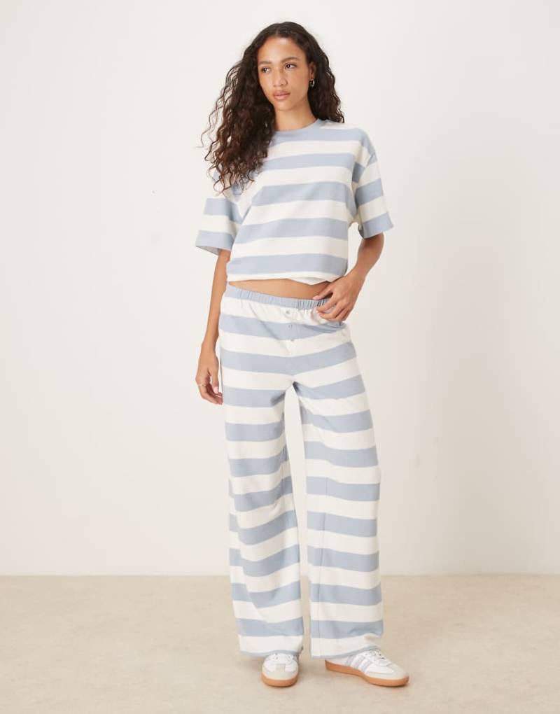 ASOS DESIGN - Strukturierte Hose in blau und creme gestreift mit weitem Schnitt-Bunt von ASOS DESIGN