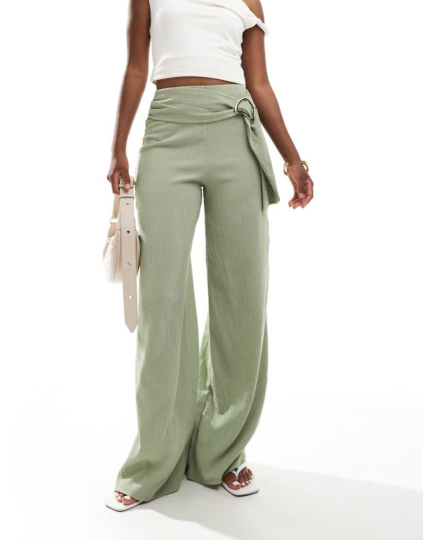 ASOS DESIGN - Strukturierte Hose in hellem Khaki mit weitem Schnitt und Gürtel-Grün ASOS DESIGN - Strukturierte Hose in hellem Khaki mit weitem Schnitt und Gürtel-Grün von ASOS DESIGN