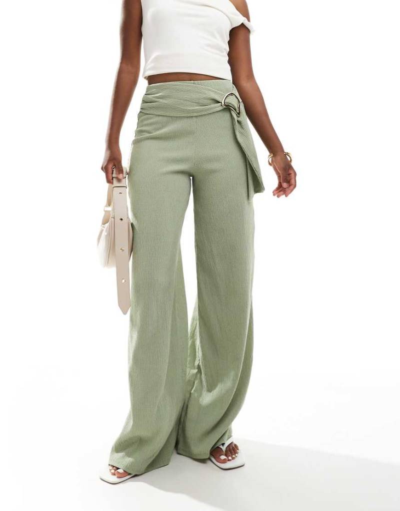ASOS DESIGN - Strukturierte Hose in hellem Khaki mit weitem Schnitt und Gürtel-Grün von ASOS DESIGN