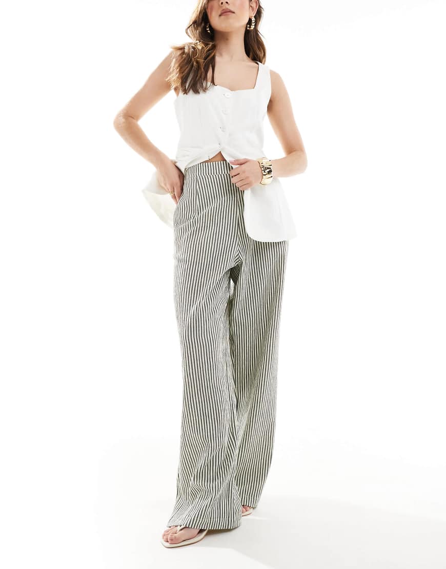 ASOS DESIGN - Strukturierte Hose mit schwarz-weißen Streifen, geradem Bein und elastischem Bund-Braun von ASOS DESIGN