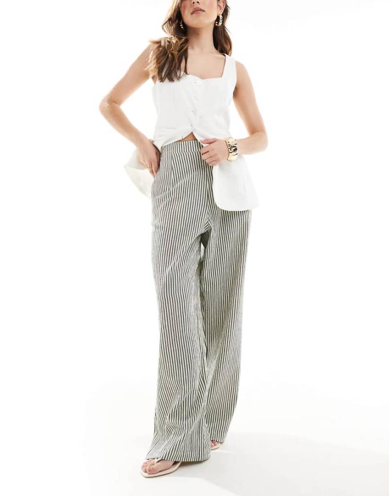 ASOS DESIGN - Strukturierte Hose mit schwarz-weißen Streifen, geradem Bein und elastischem Bund-Braun von ASOS DESIGN