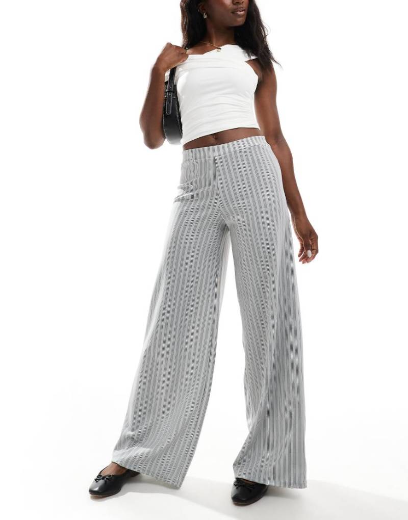 ASOS DESIGN - Strukturierte Hose zum Hineinschlüpfen in Grau gestreift mit weitem Bein von ASOS DESIGN