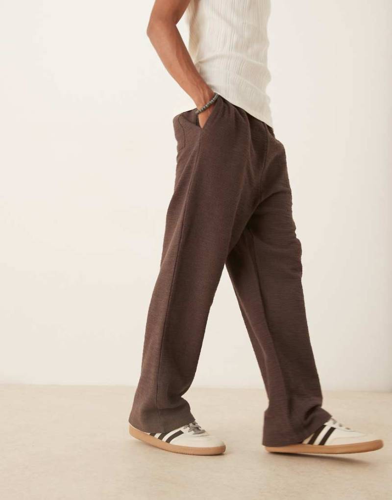 ASOS DESIGN - Strukturierte Jogginghose in Braun mit weitem Bein von ASOS DESIGN