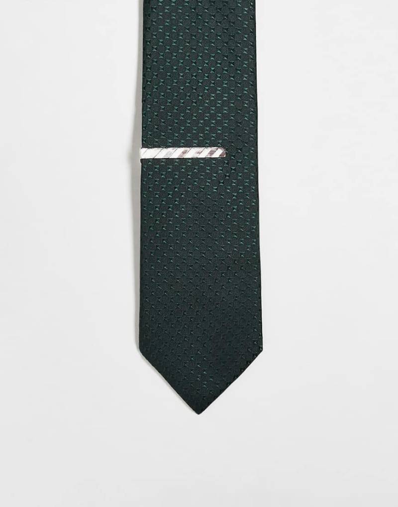 ASOS DESIGN - Strukturierte Krawatte in Dunkelgrün mit Krawattennadel von ASOS DESIGN