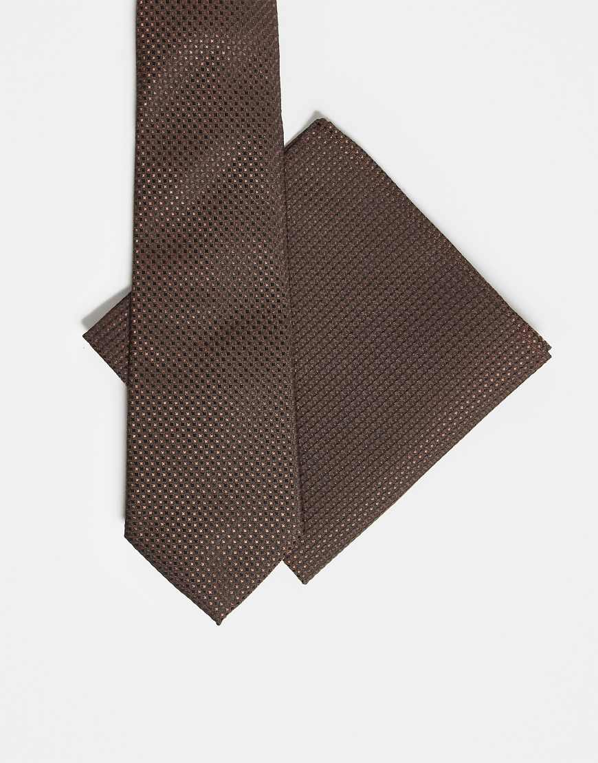 ASOS DESIGN - Strukturierte Krawatte und Einstecktuch in Braun-Brown von ASOS DESIGN