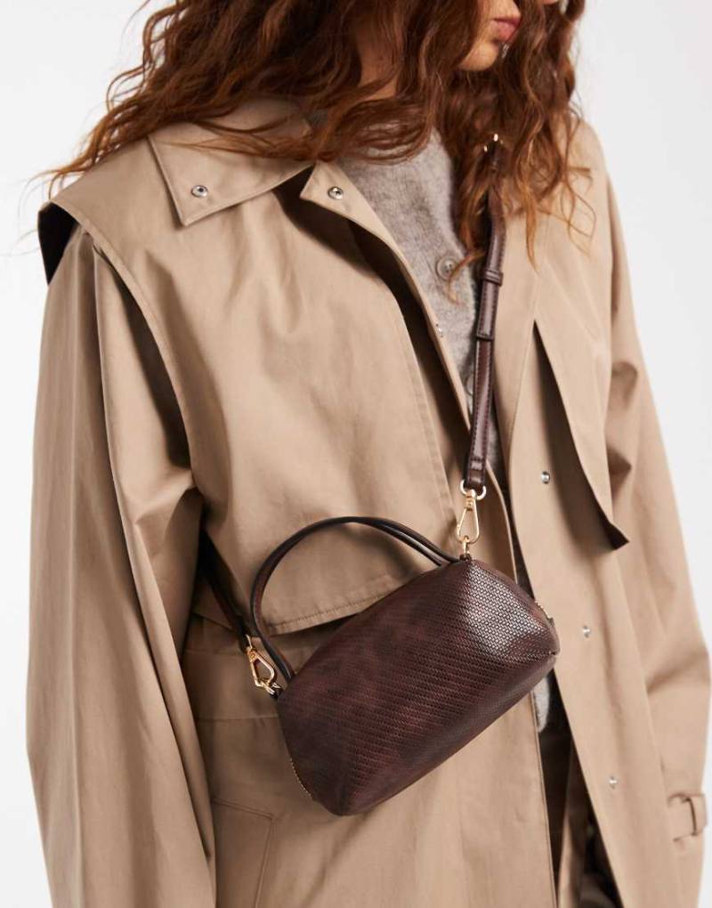 ASOS DESIGN - Strukturierte Mini-Grab-Clutch in Schokoladenbraun mit Crossbody-Riemen-Brown von ASOS DESIGN