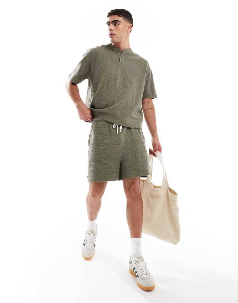 ASOS DESIGN - Strukturierte Oversize-Shorts in Khaki-Grün von ASOS DESIGN