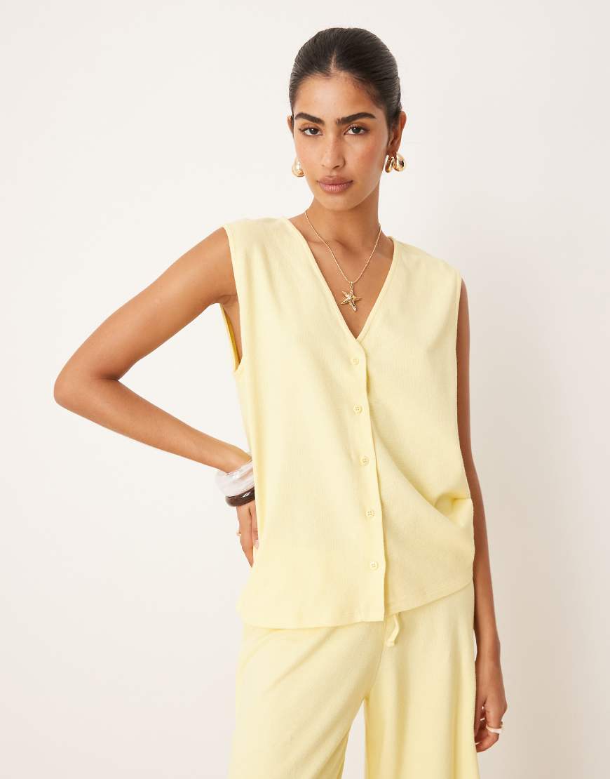 ASOS DESIGN - Strukturierte Oversize-Strickweste in Buttermlichgelb ASOS DESIGN - Strukturierte Oversize-Strickweste in Buttermlichgelb von ASOS DESIGN