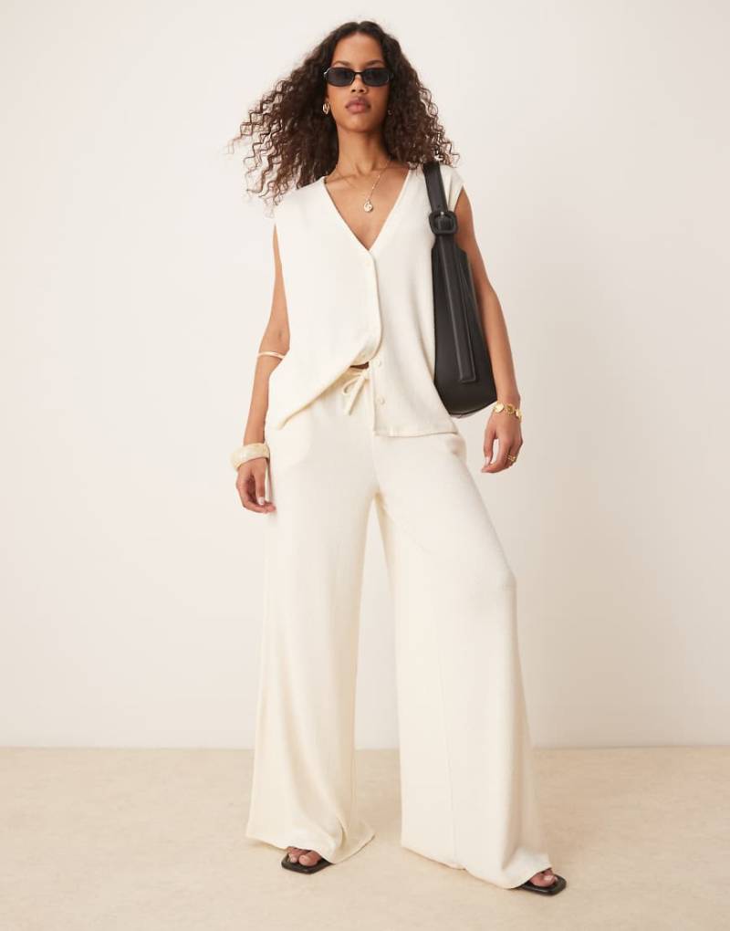 ASOS DESIGN - Strukturierte Oversize-Weste aus Strick in Creme-Weiß von ASOS DESIGN