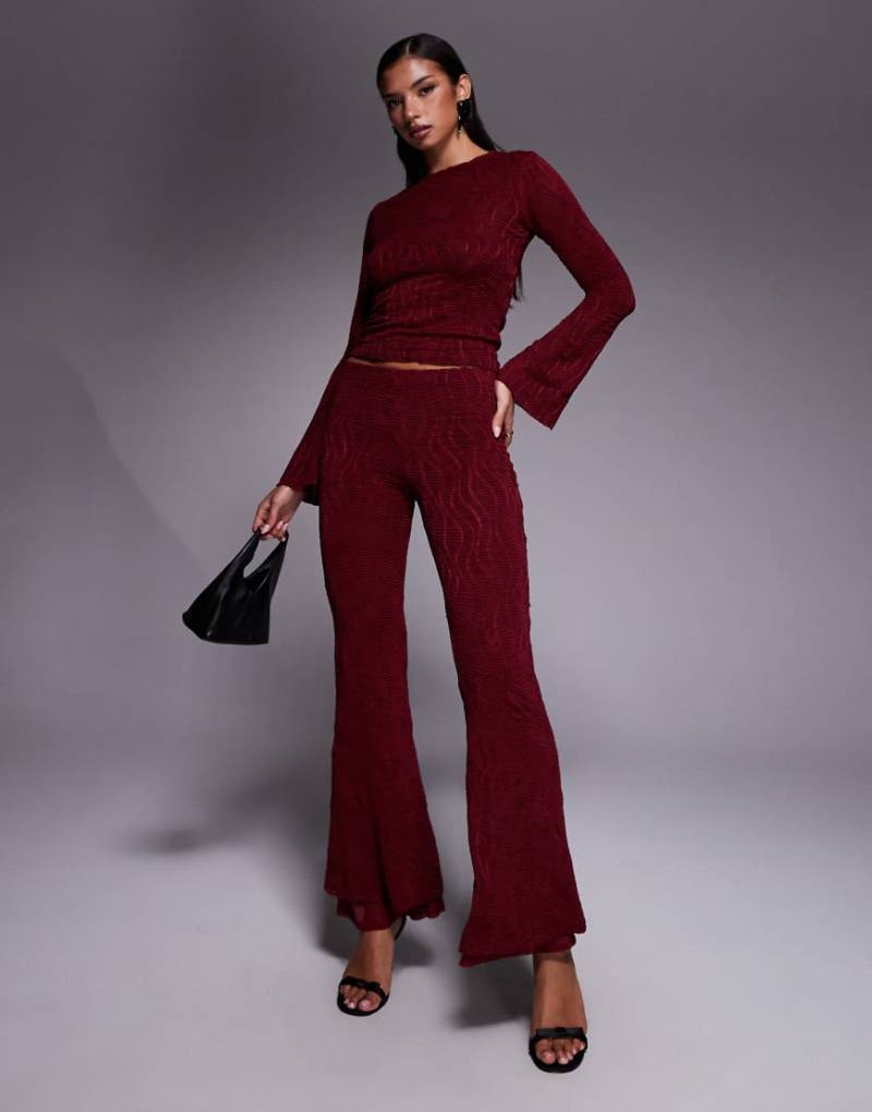 ASOS DESIGN - Strukturierte Schlaghose in Burgunderrot mit hohem Bund, Kombiteil von ASOS DESIGN