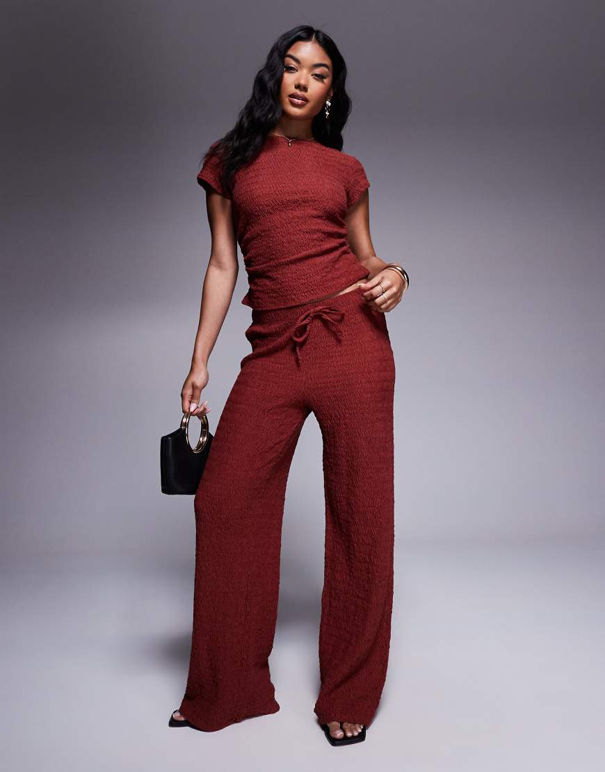 ASOS DESIGN - Strukturierte Schlupfhose in Braun mit weitem Bein ASOS DESIGN - Strukturierte Schlupfhose in Braun mit weitem Bein von ASOS DESIGN