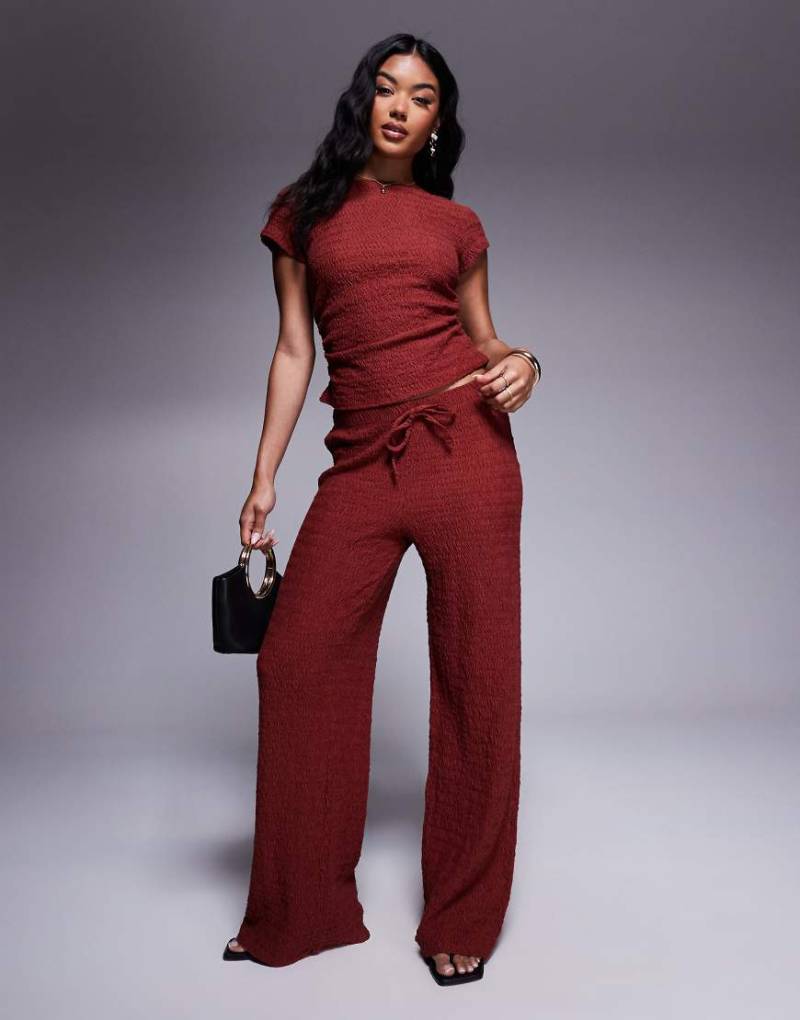 ASOS DESIGN - Strukturierte Schlupfhose in Braun mit weitem Bein von ASOS DESIGN