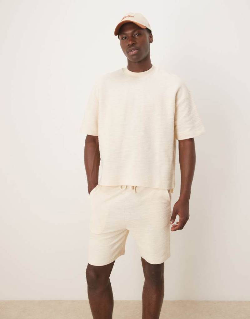 ASOS DESIGN - Strukturierte Shorts in Cremeweiß, Kombiteil-Neutral von ASOS DESIGN