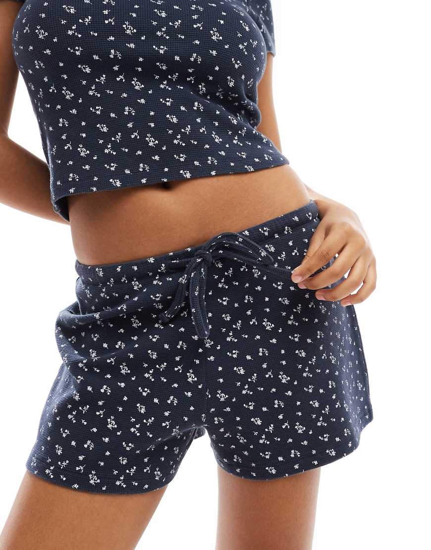 ASOS DESIGN - Strukturierte Shorts in Marineblau mit Blümchenmuster, Kombiteil ASOS DESIGN - Strukturierte Shorts in Marineblau mit Blümchenmuster, Kombiteil von ASOS DESIGN
