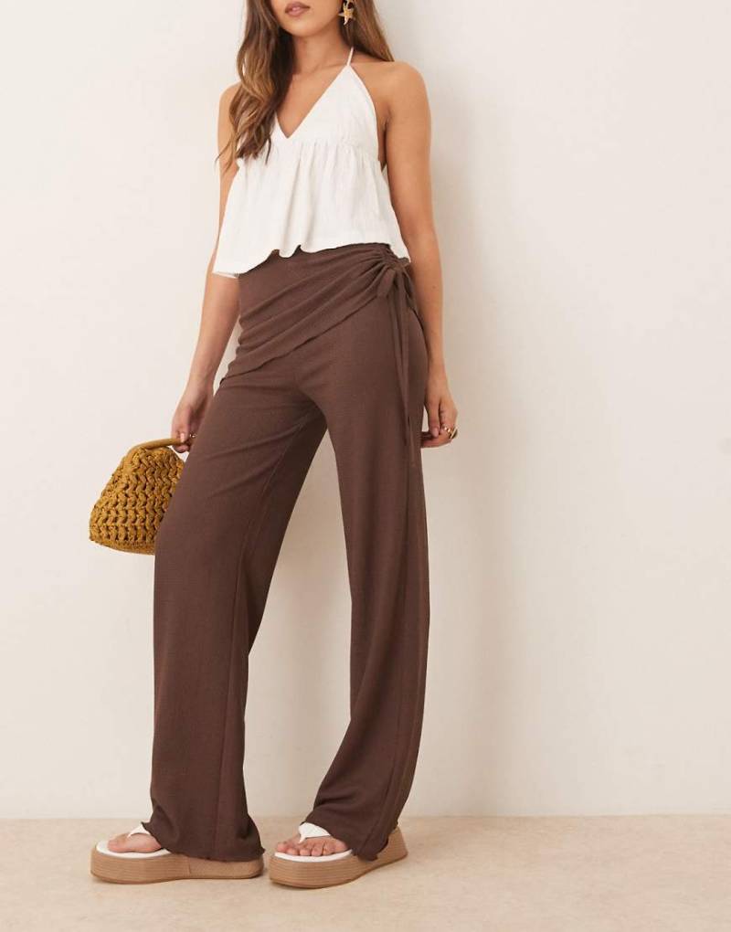 ASOS DESIGN - Strukturierte Straight Leg Hose in Schokobraun mit Umschlag-Bund von ASOS DESIGN
