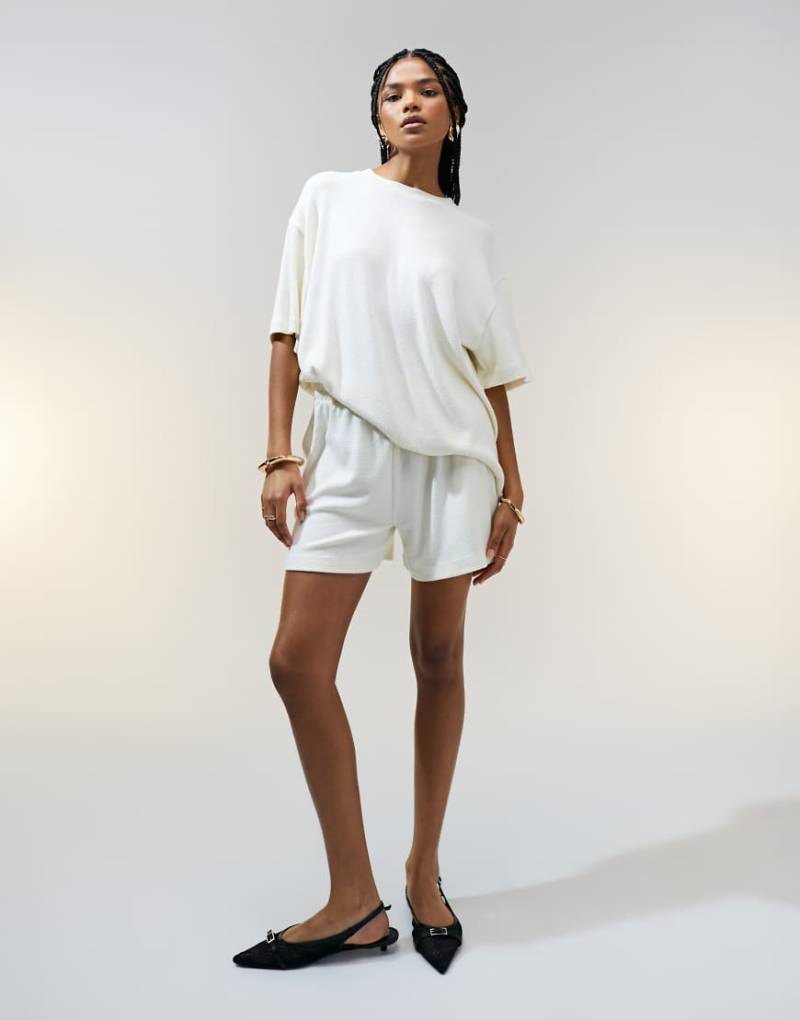 ASOS DESIGN - Strukturierte Strick-Shorts in Cremeweiß, Kombiteil von ASOS DESIGN