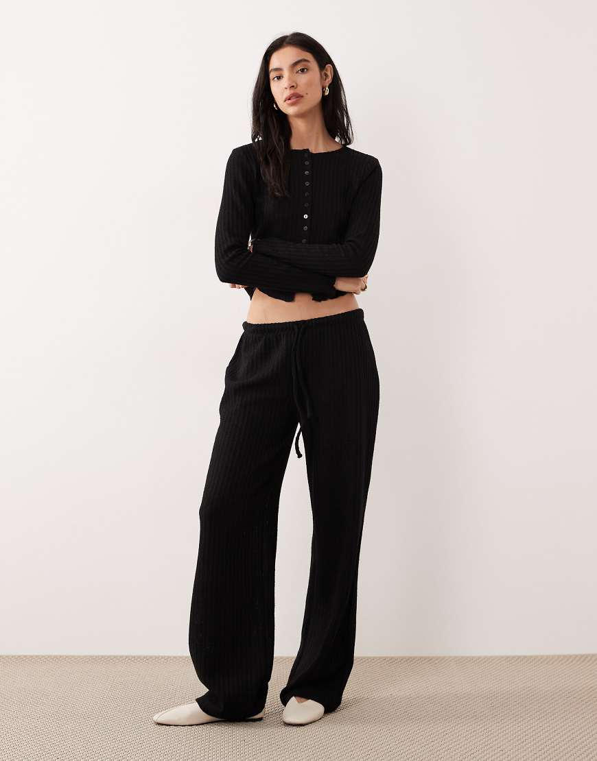 ASOS DESIGN - Strukturierte Strickhose in Schwarz mit geradem Bein und Kordelzugbund von ASOS DESIGN