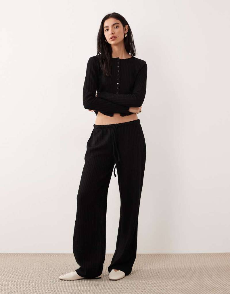 ASOS DESIGN - Strukturierte Strickhose in Schwarz mit geradem Bein und Kordelzugbund von ASOS DESIGN