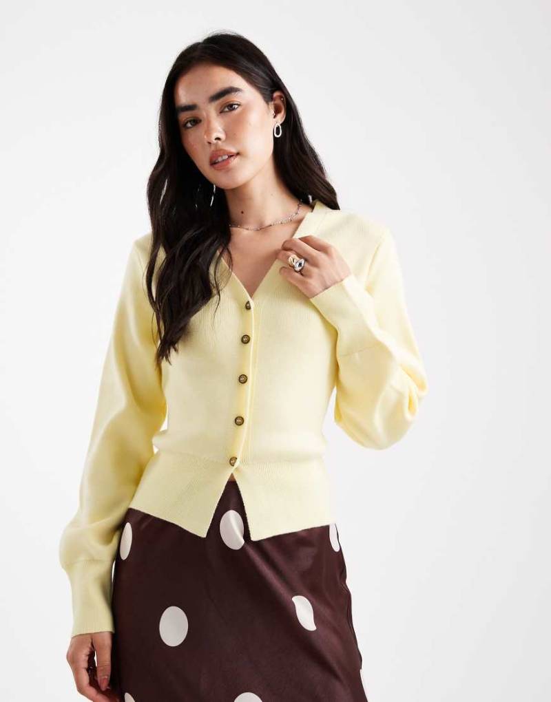 ASOS DESIGN - Strukturierte Strickjacke in Buttermilchgelb mit Gürtel und Schulterpolstern-Rot von ASOS DESIGN