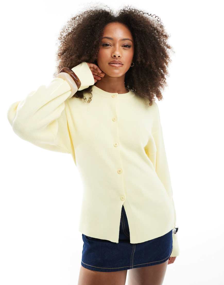 ASOS DESIGN - Strukturierte Strickjacke in Buttermilchgelb mit Rundhalsausschnitt von ASOS DESIGN