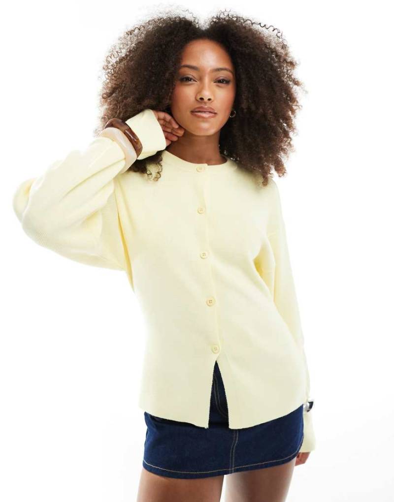 ASOS DESIGN - Strukturierte Strickjacke in Buttermilchgelb mit Rundhalsausschnitt von ASOS DESIGN
