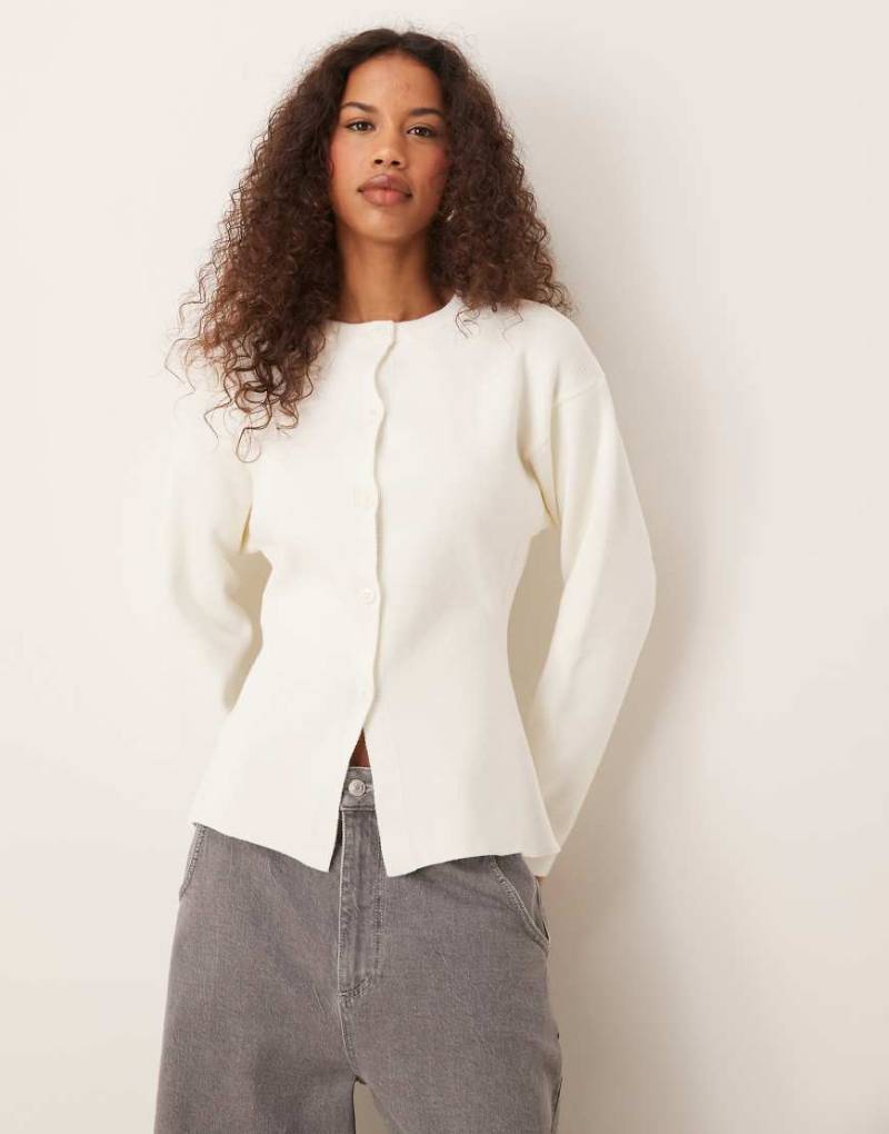 ASOS DESIGN - Strukturierte Strickjacke in Creme mit Rundhalsausschnitt-Weiß von ASOS DESIGN