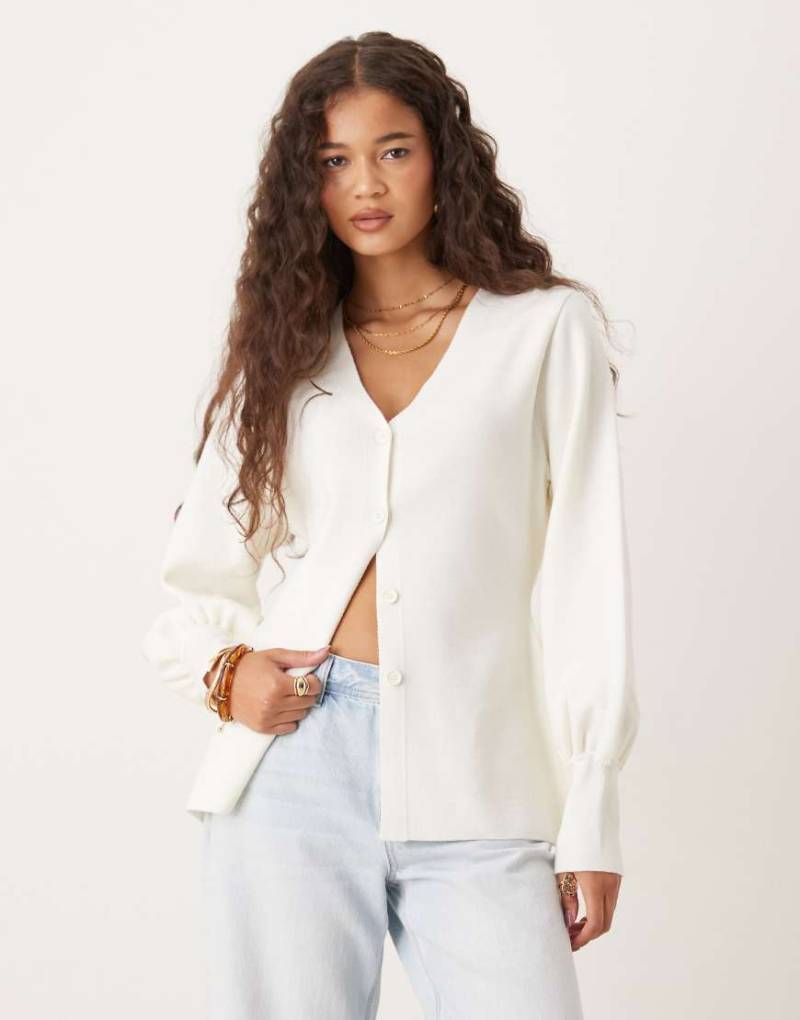 ASOS DESIGN - Strukturierte Strickjacke in Creme mit V-Ausschnitt, geraffter Taille und weiten Ärmeln-Weiß von ASOS DESIGN