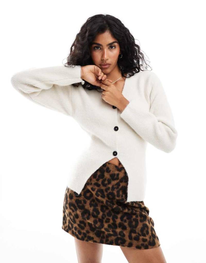 ASOS DESIGN - Strukturierte Strickjacke in Creme mit V-Ausschnitt und geschlitztem Detail-Weiß von ASOS DESIGN