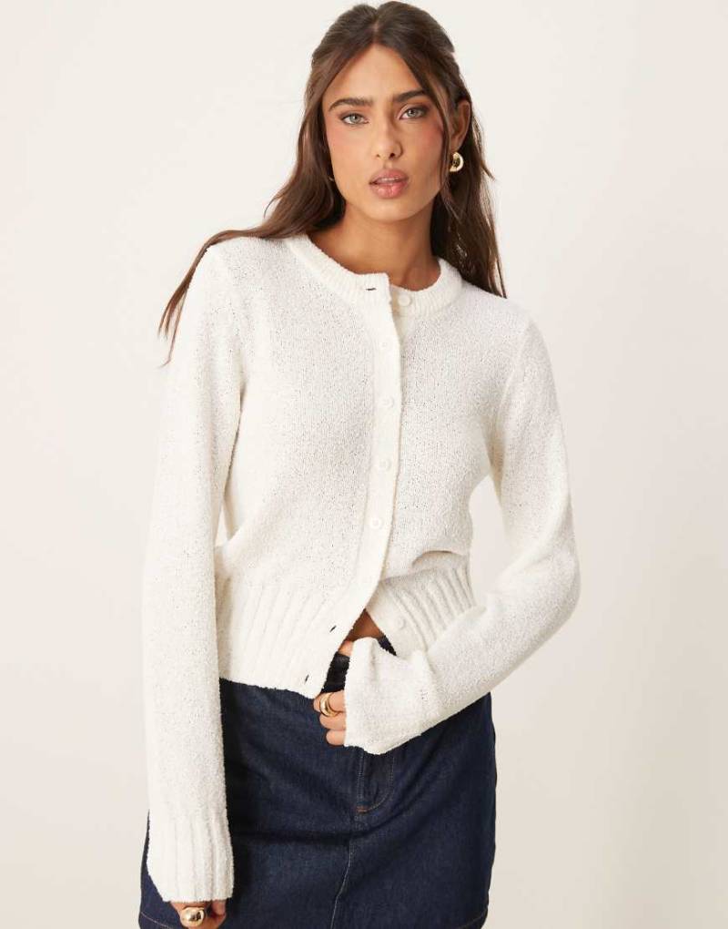 ASOS DESIGN - Strukturierte Strickjacke in Cremeweiß mit Rundhalsausschnitt von ASOS DESIGN
