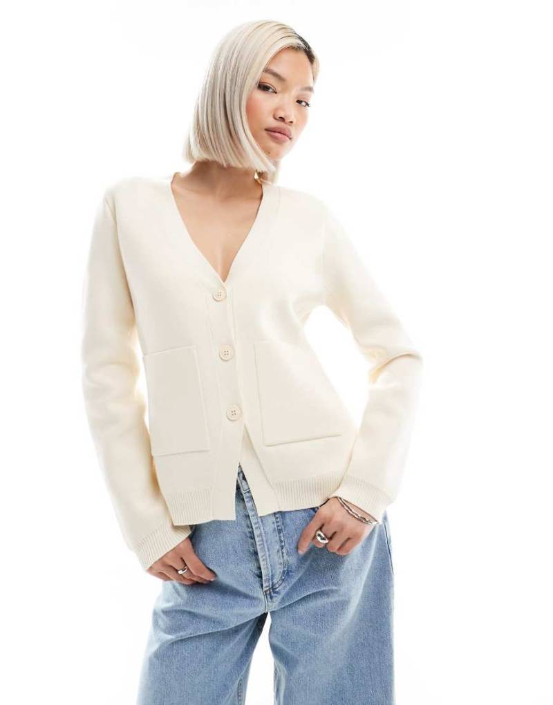 ASOS DESIGN - Strukturierte Strickjacke in Cremeweiß mit V-Ausschnitt und Ziernaht von ASOS DESIGN