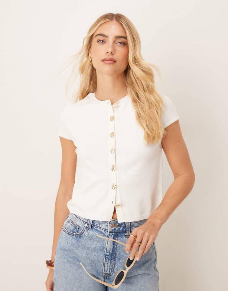 ASOS DESIGN - Strukturierte Strickjacke in Cremeweiß mit goldenen Knöpfen und Kappärmeln von ASOS DESIGN