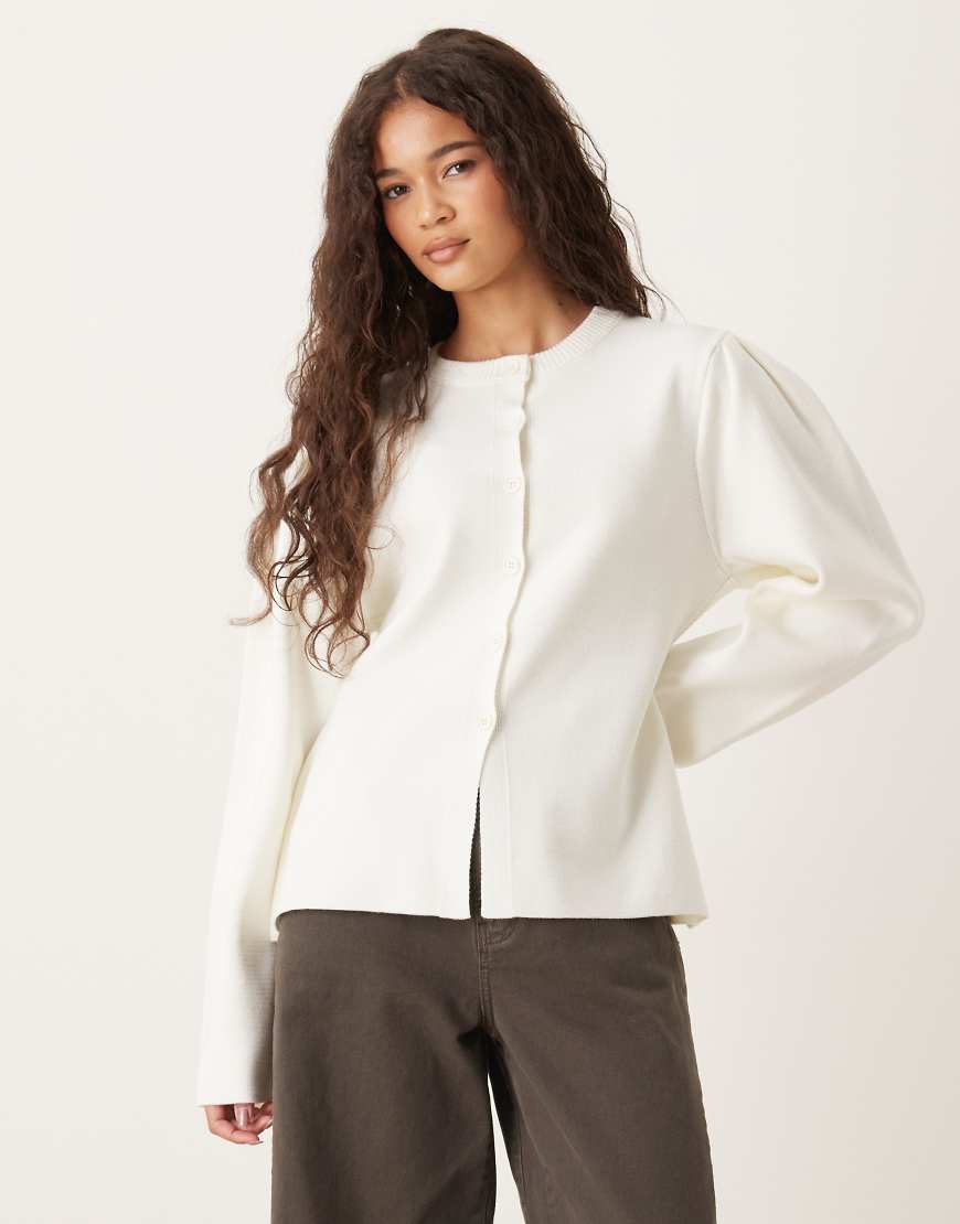 ASOS DESIGN - Strukturierte Strickjacke in Cremeweiß mit tailliertem Schnitt und Puffärmeln von ASOS DESIGN