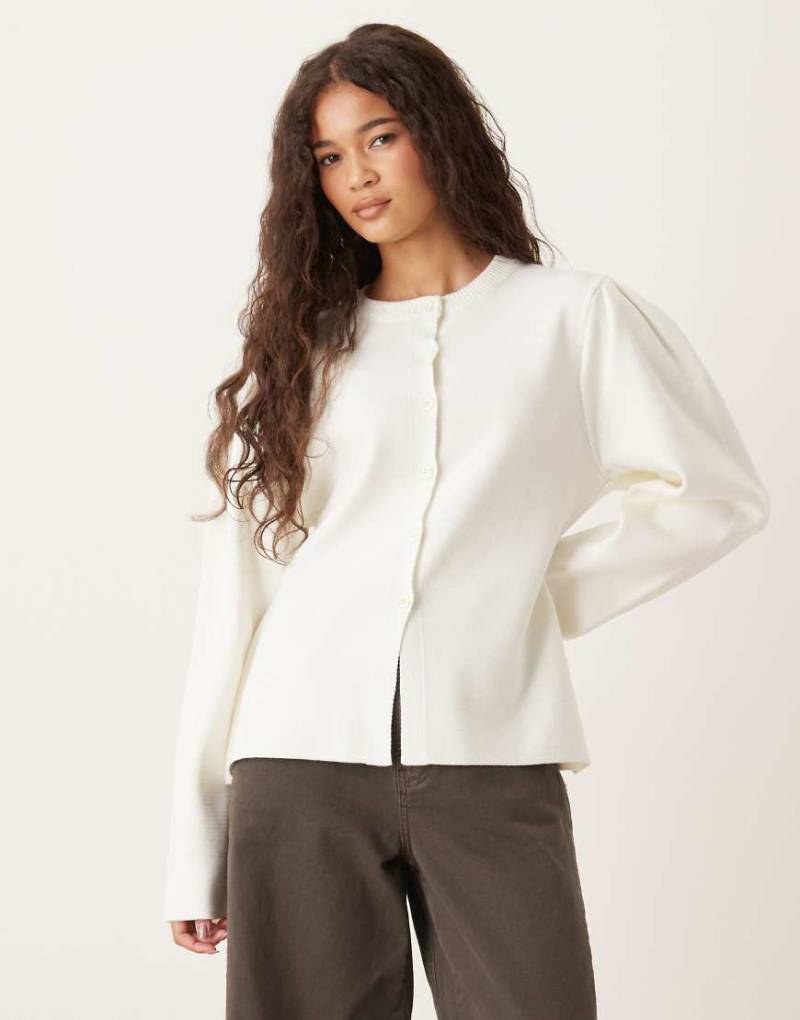 ASOS DESIGN - Strukturierte Strickjacke in Cremeweiß mit tailliertem Schnitt und Puffärmeln von ASOS DESIGN