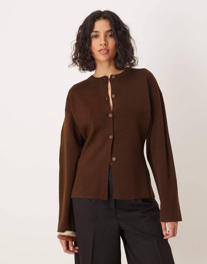 ASOS DESIGN - Strukturierte Strickjacke in Dunkelbraun mit Rundhalsausschnitt von ASOS DESIGN