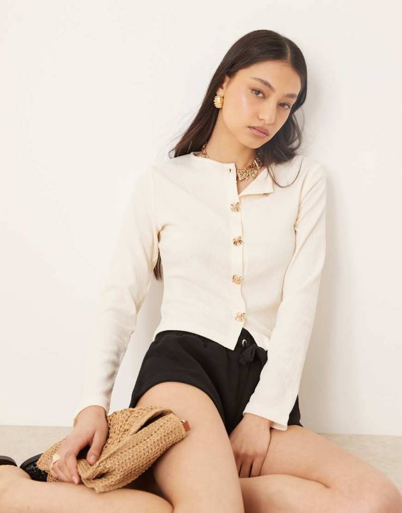 ASOS DESIGN - Strukturierte Strickjacke in Ecru mit goldfarbenen Knöpfen-Weiß von ASOS DESIGN